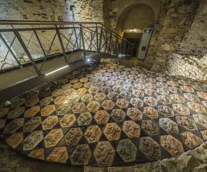 Interiér rotundy sv. Václava na Malostranském náměstí s replikou původní dlažby (© Martin Frouz, nepodléhá CC)